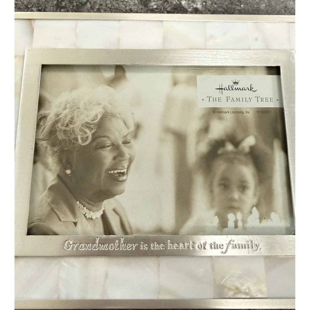 Hallmark The Family Tree Mother Of Pearl Grandmother Is The Heart Of The Family